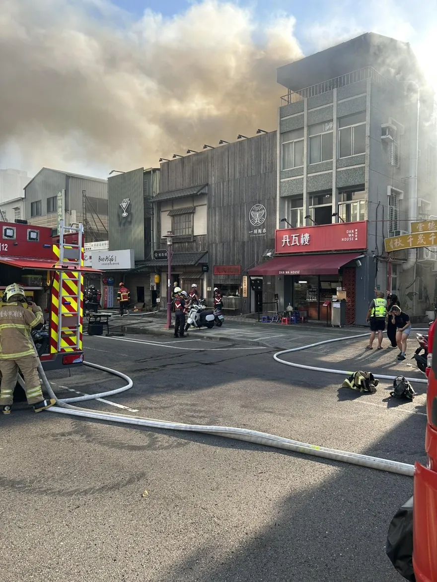 台南北區餐廳火警　油煙管起火濃煙竄出幸無傷亡
