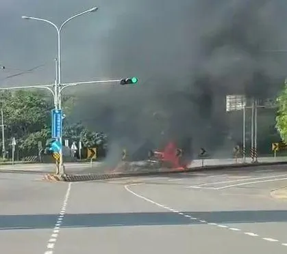 影/傳動軸卡雜草！苗栗長春石化旁載油貨車竄火　2人驚逃