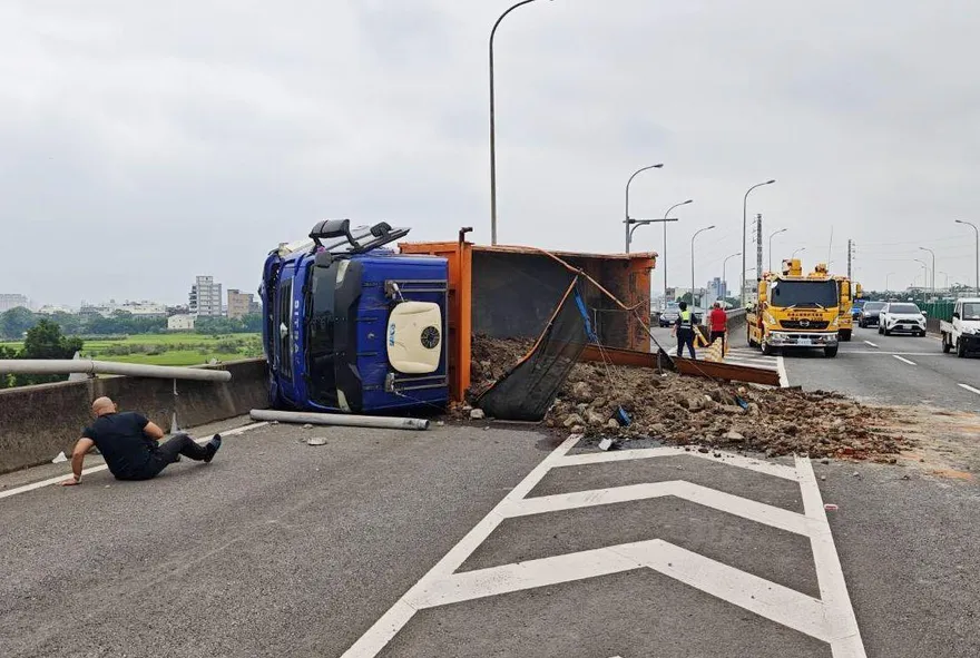 影/台66線砂石車追撞翻覆砂石傾瀉、駕駛驚逃　交通大癱瘓