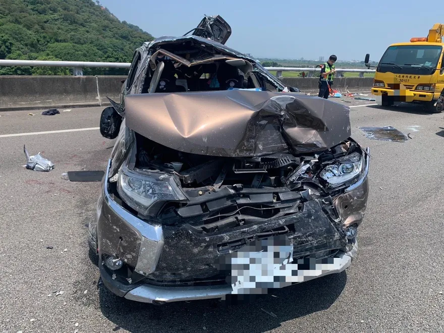 影/國3大甲段砂石車翻覆「噴射對向」波及3車　釀5傷