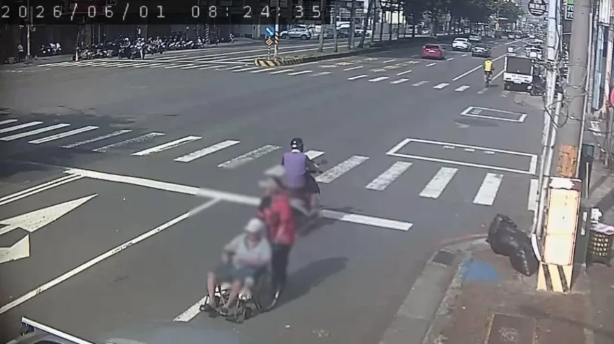 影/玩命輪椅！高雄看護推阿公「快車道散步」警開罰