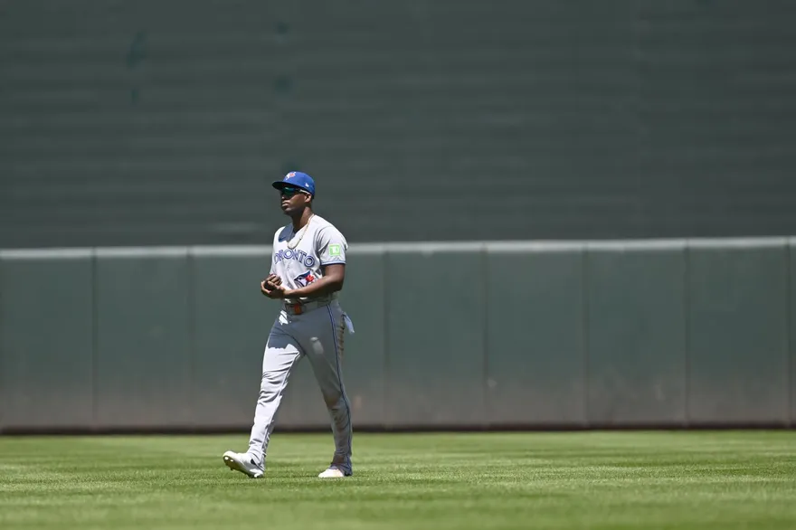 MLB/藍鳥外野手被砸　12歲小球迷以為他想玩傳接球
