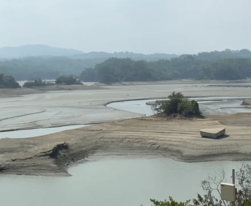 影/烏山頭水庫蓄水率跌至14.69%　「石鋼琴」露面觀光船擱淺