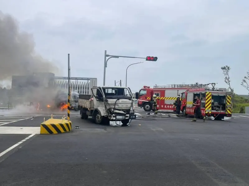 新台15線才剛通車就出事！2車對撞起火「燒成黑骨架」