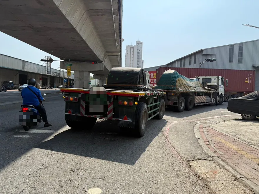 驚悚！大寮聯結車右轉死角吞噬單車婦　巨輪拖行當場斃命