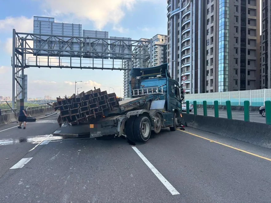 聯結車爆胎失控！釀台64線五股段全線封閉　警封匝道管制