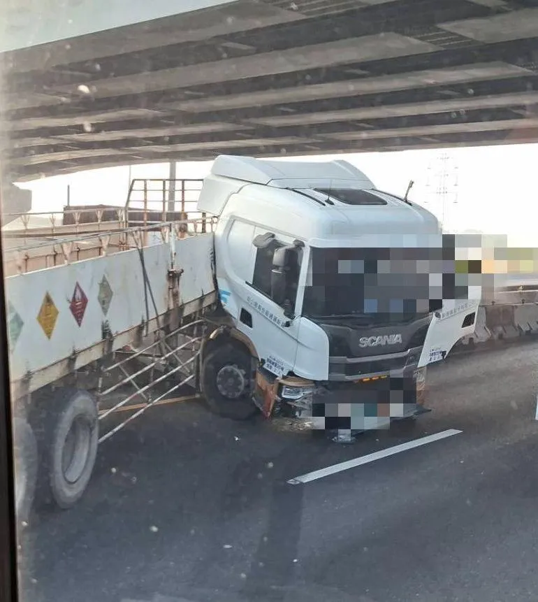 影/國1高科交流道嚴重狀況！拖車撞分隔島慘「折甘蔗」塞爆