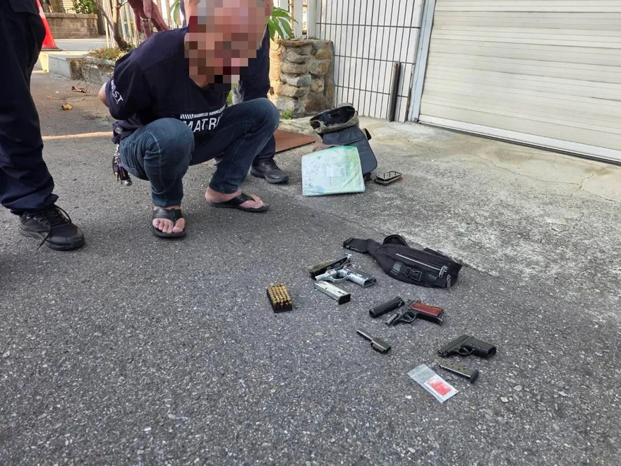 影/台中毒駕男拒檢拔槍拉滑套！勇警「空手奪槍」撲上壓制