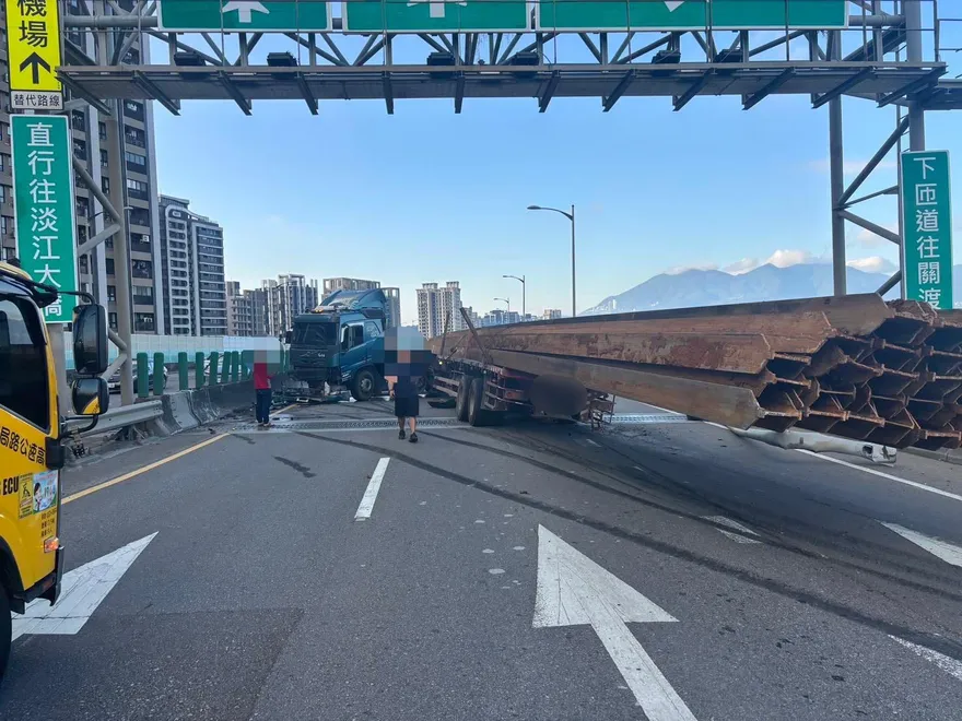聯結車自撞「折甘蔗」！台64線癱瘓6小時　運將慘吞3罰單