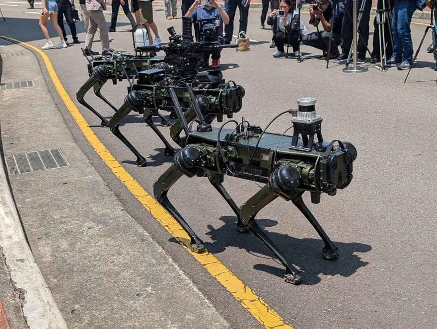 中科院「軍用機器狗」首曝光！具偵打一體能力