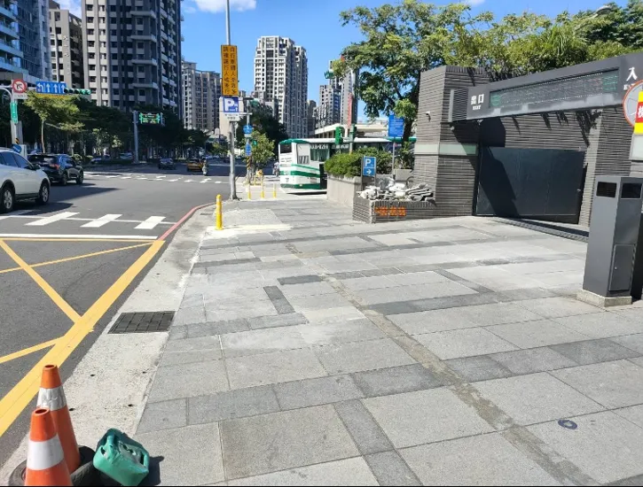 擺脫破地磚與高低差！新北人行道蛻變　市民有感：路變好走