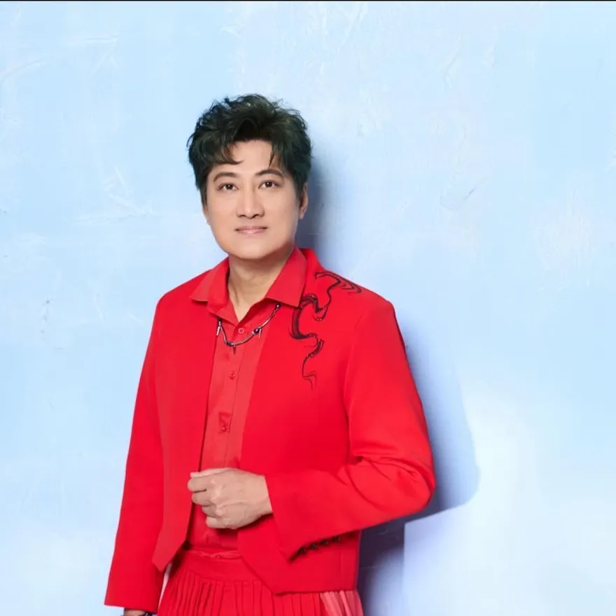 妻被控讓子隨地小便！「芒果王子」楊哲無奈回應　宣告暫別歌壇