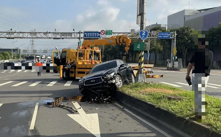 影/北市士林轎車失控騎上分隔島　車頭全毀駕駛輕傷