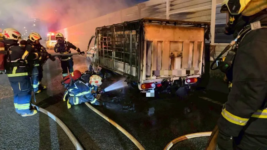 新北環快縣民大道匝道火燒車　貨車全面燃燒成廢鐵