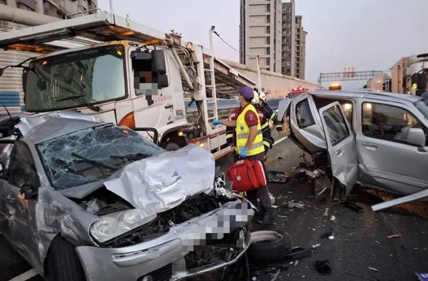 國道2號10車連環撞塞爆　7人受傷緊急送醫