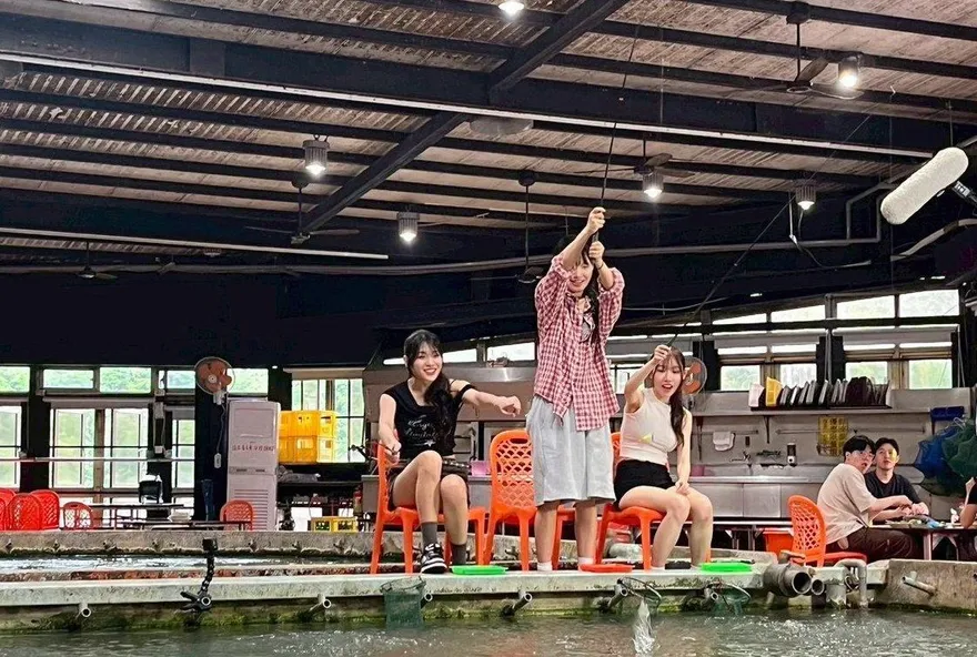 專訪/「啦啦隊IU」體驗道地台味！崔洪邏洗池釣蝦　自虧姐姐膽子小