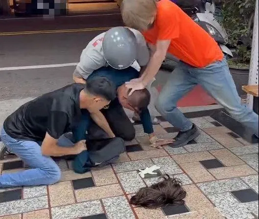 影/南投欠債男「戴髮片持刀搶銀樓」！壯漢們蜂擁制伏