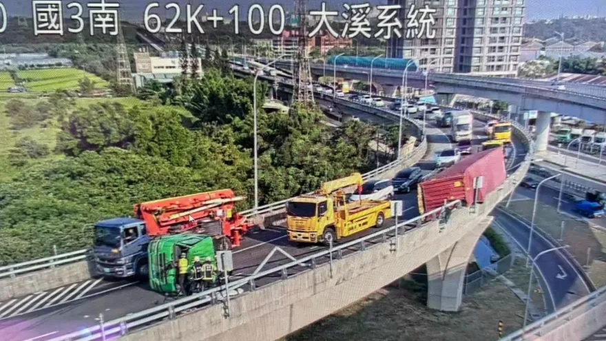 國3驚悚「身首分離」事故！聯結車「頭尾噴兩邊」駕駛受創