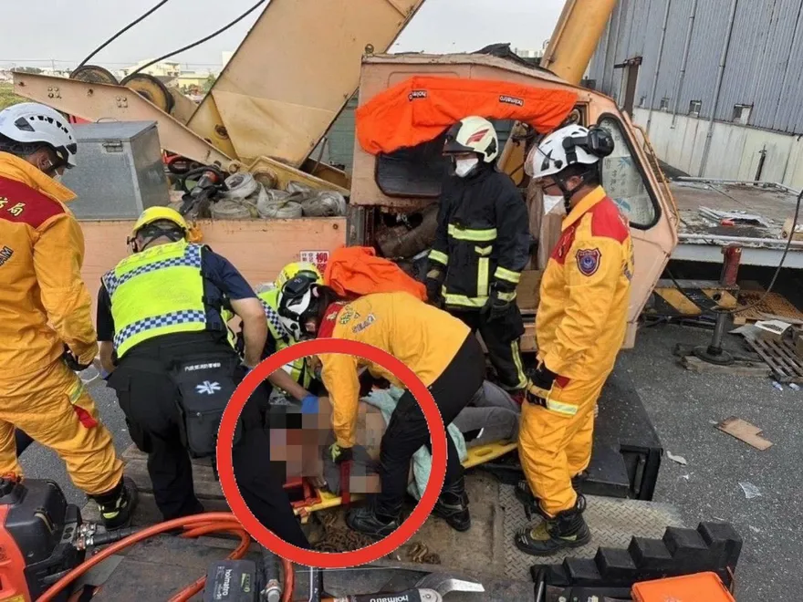 影/悚！嘉義吊車失衡、千斤磅錘高速甩入打死駕駛員