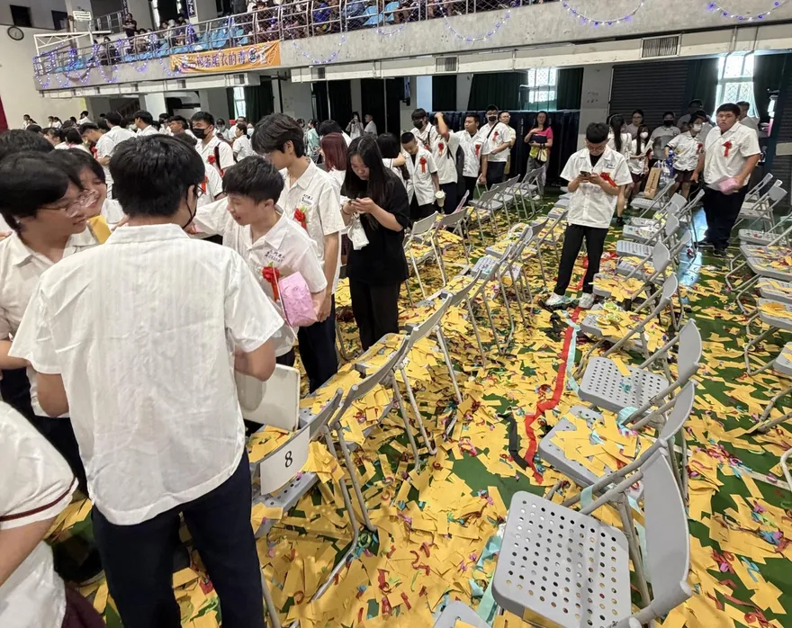 台南高職畢典嗨撒「古仔紙」　廖大乙搖頭：運勢恐轉差