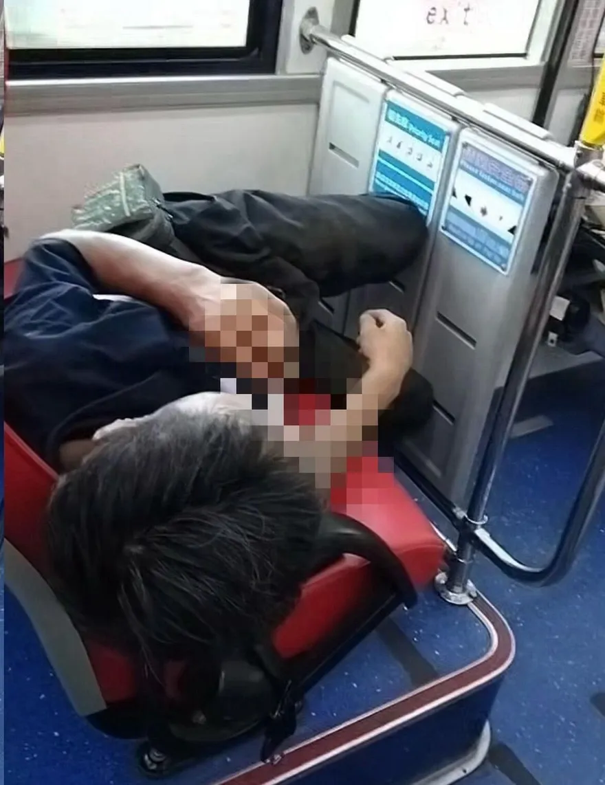 新北驚見「公車喪屍」！網虧：這樣就不算毒駕了