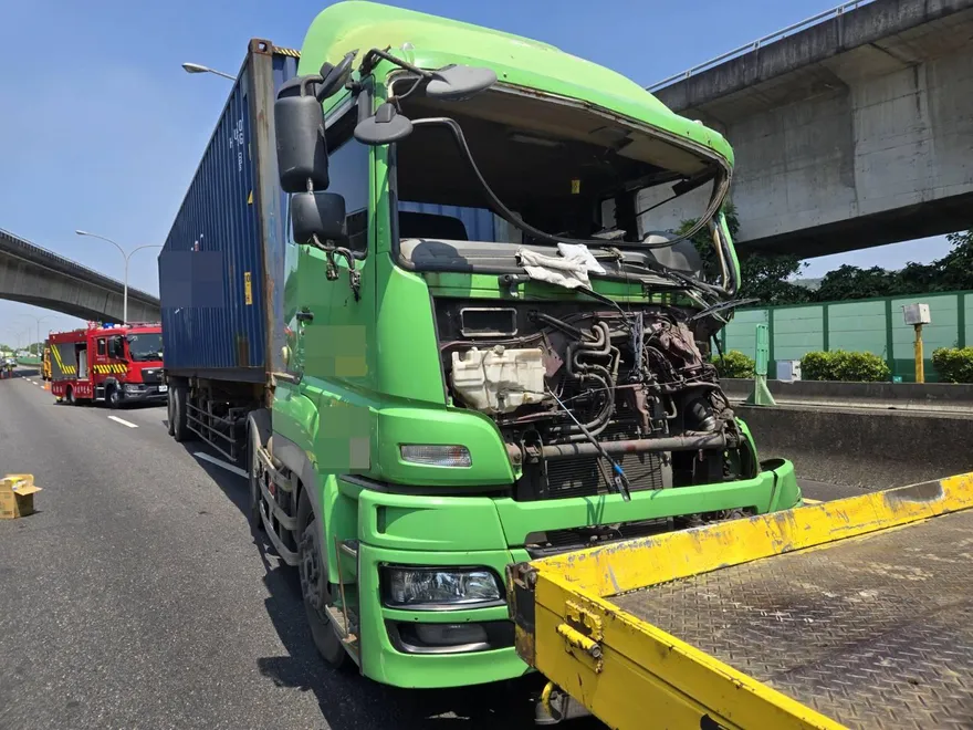 疑未保持車距！國1圓山段2大車追撞　駕駛困車內獲救