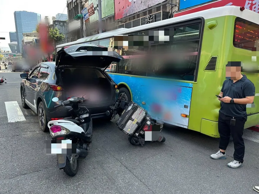 影/南港慘烈事故！4汽機車撞一團「再遭公車擦撞」