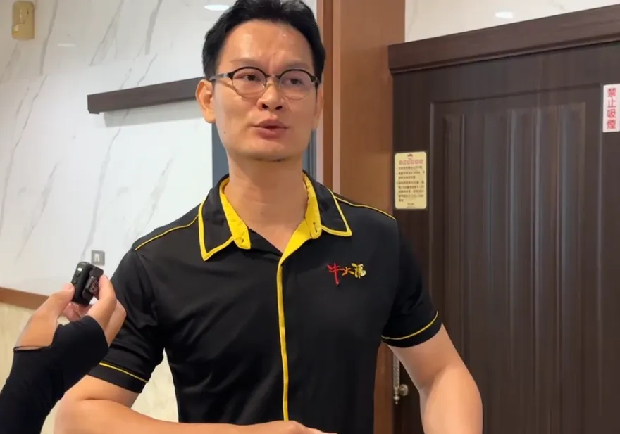 影/被控逼失智員工簽離職！牛大福反擊：她疑遭遺棄、家暴