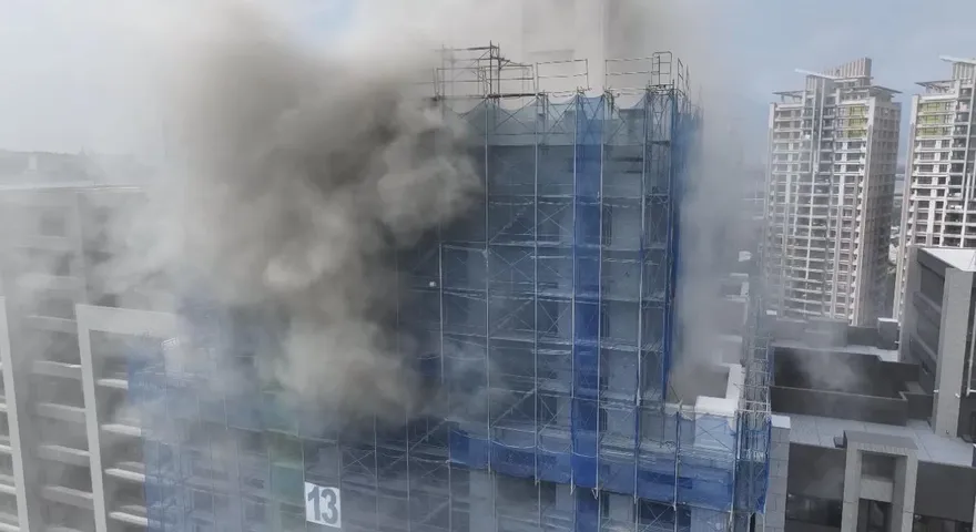 影/蘆洲高樓建案大火2樓延燒至18樓　5人受困火場救出