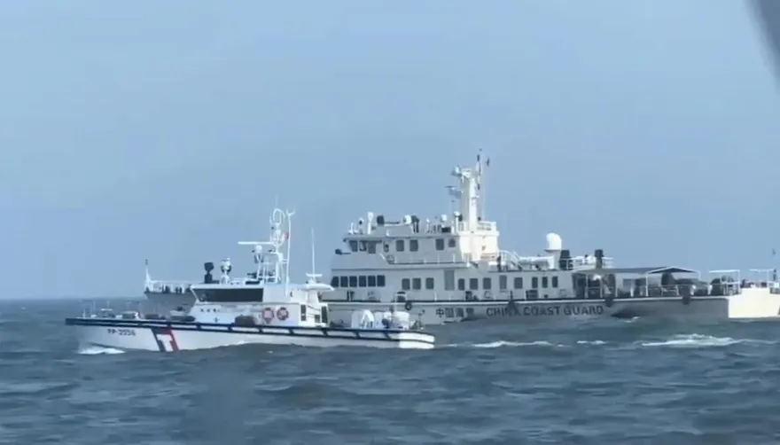 影/大陸海警船再闖金門海域　海巡巡防艇一對一併航驅離