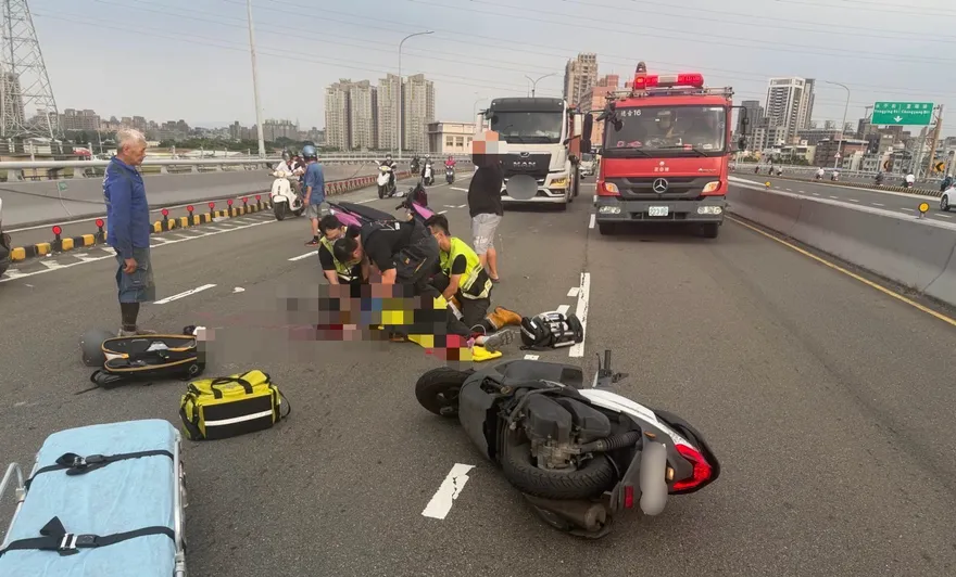 新北成蘆橋橋機車擦撞車禍　女騎士大量出血命危