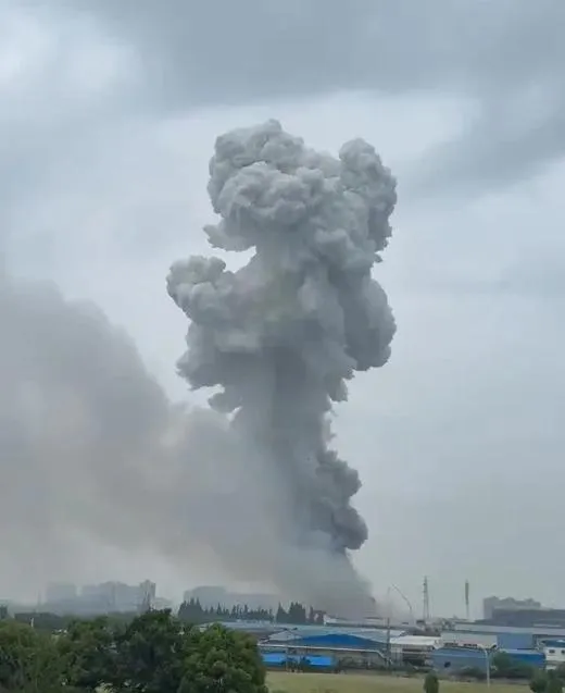 影/炸出巨大蕈狀雲！蘇州廢品回收倉庫連環爆燃　2人灼傷送醫