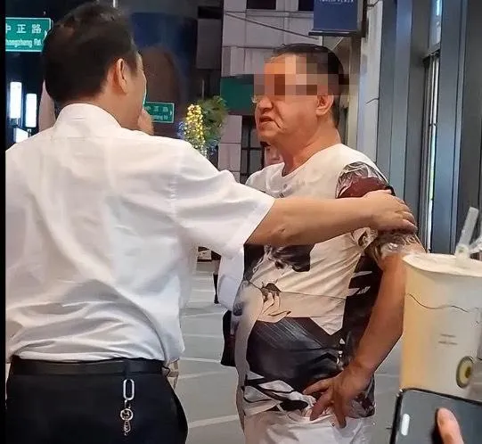 影/扯！桃園BMW男違停公車格被按喇叭　囂張譙司機推學生