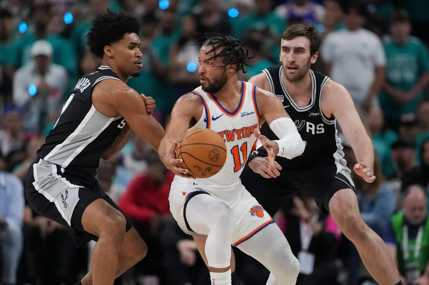 NBA/布朗森發威飆分！尼克總冠軍戰搶下開門紅　逆轉撂倒馬刺