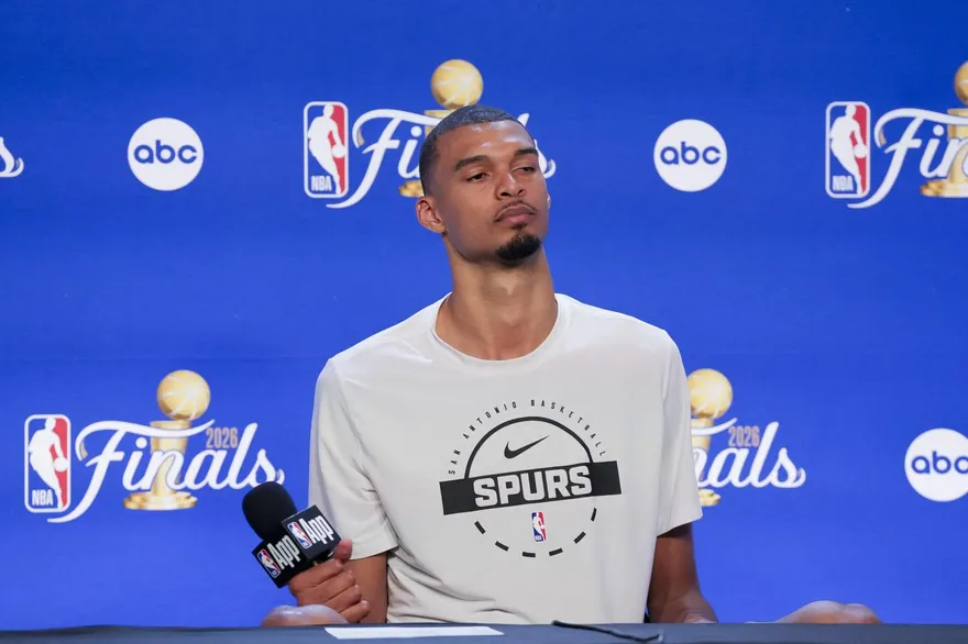 NBA/瘋狂球迷闖進場中央自拍！文班亞馬嚇傻：不知道該怎麼反應