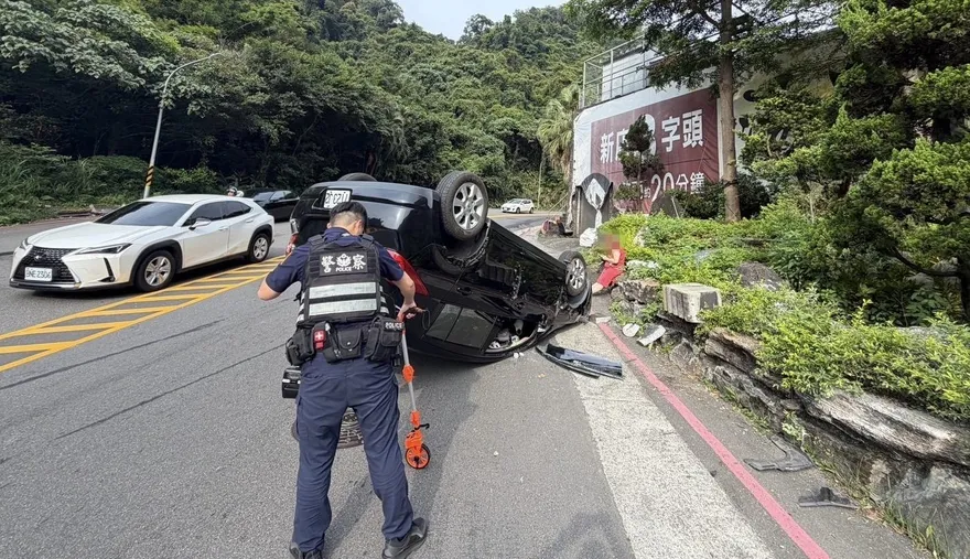 新北新店轎車自撞翻車　女駕駛自行脫困幸無傷