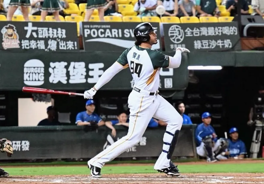 中職/劉俊豪客串投手　魔鷹相隔11年站右打賺打點