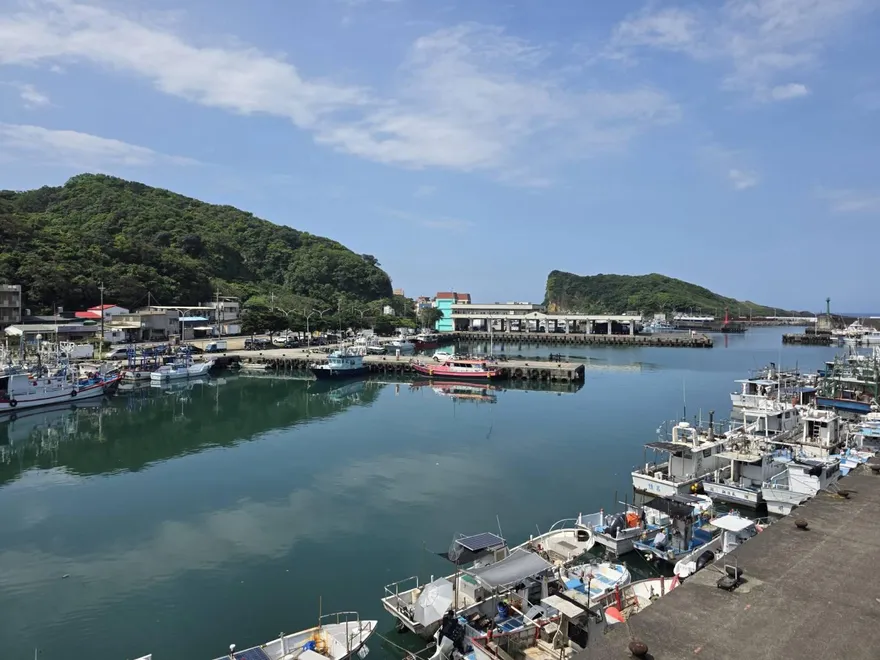 夜釣小卷正夯！深澳漁港海天步道、水豚岩打卡景點一次滿足