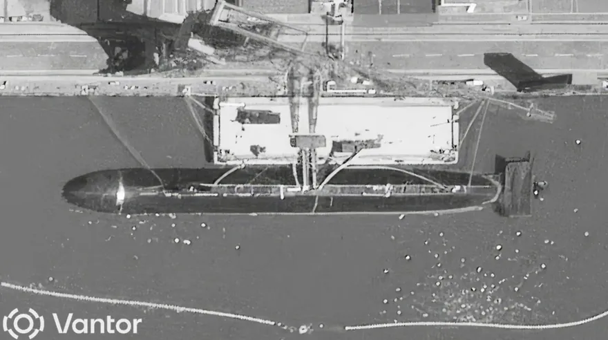 衛星照曝解放軍神秘新潛艦　罕見「無指揮塔」引揣測