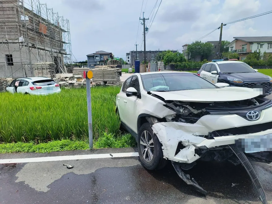 影/宜蘭三星鄉無號誌路口！2車相撞飛入田中　駕駛受傷