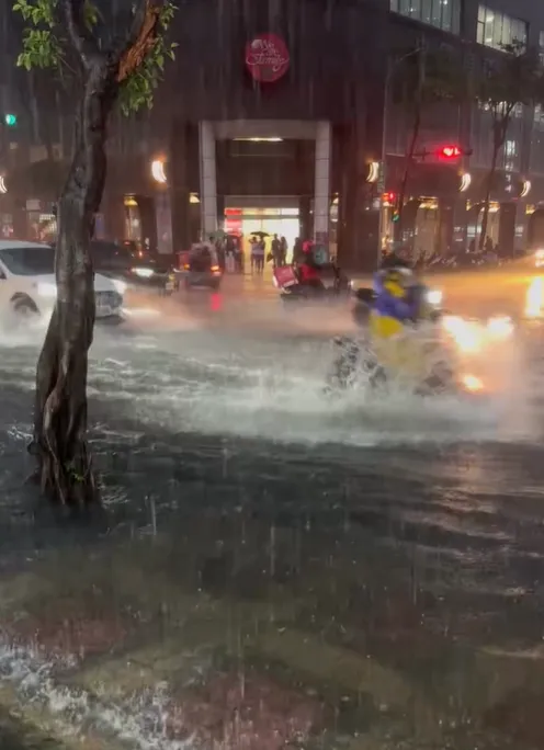 豪雨狂炸！新北三重淹水一級警戒　民眾苦喊「搭公車像過河」