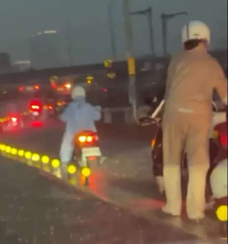 影/新北大雷雨衝華江橋！板橋騎士變踏浪　路邊湧噴泉