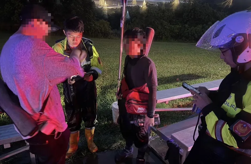 影/雙北暴雨新店溪溪水暴漲　中安大橋下2男受困沙洲