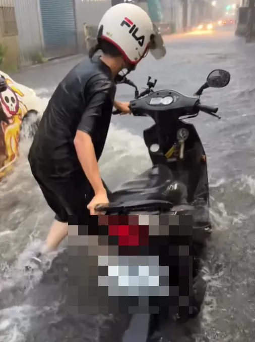 影/豪雨狂灌雙北！蘆洲馬路變水上樂園　網嘆：大家都在開船
