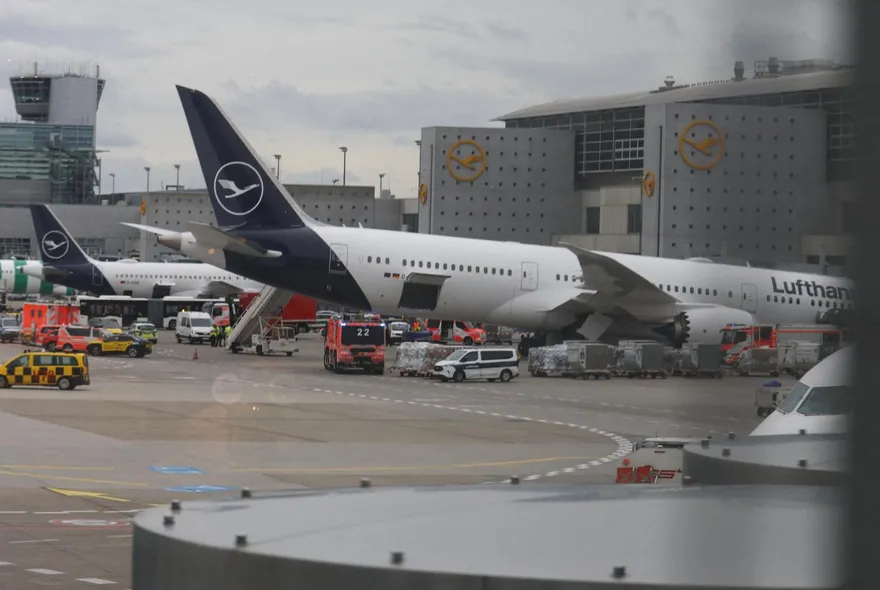 影/漢莎航空「機鼻不明原因塌陷」　多人受傷、飛美航班取消