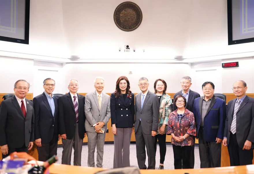 鄭麗文請益台積電功臣　秀張忠謀5字手書「拿出辦法來」深思兩岸