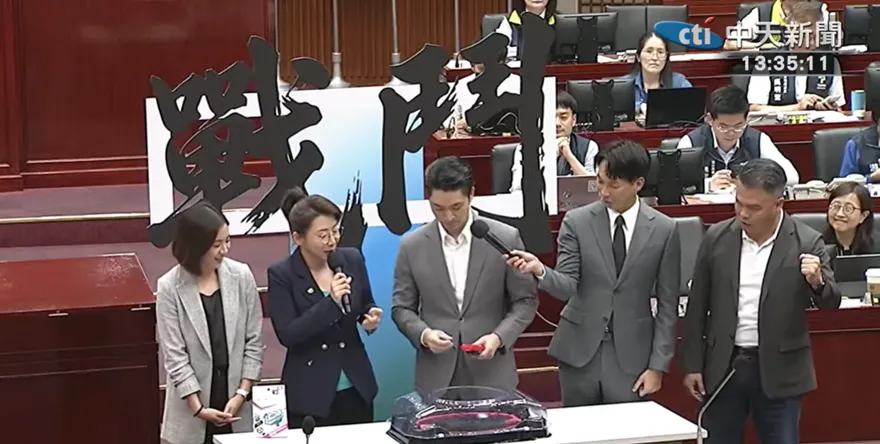 民眾黨議會質詢送「戰鬥陀螺」！蔣萬安喊：為台北而戰