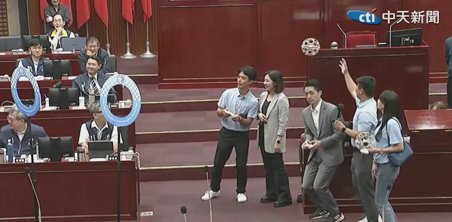 蔣萬安體驗無人機足球變躲避球！極限閃避險遭砸笑翻議場