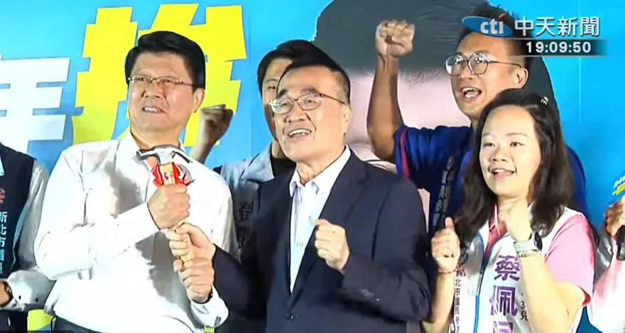 藍營大咖齊聚助陣謝龍介！李四川送鐵鎚、侯友宜贈球棒