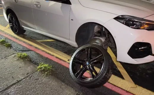 連日豪雨！高雄左營炸出大坑洞　一晚5車中招慘爆胎